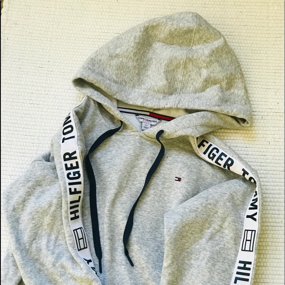Tommy hilfiger crop sweatshirt.